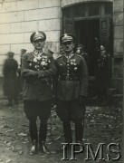 1927-1931, Warszawa, Polska.
Pułkownik Bolesław Wieniawa-Długoszowski  (1. z lewej) i podpułkownik Jan Karcz w koszarach 1 Pułku Szwoleżerów Józefa Piłsudskiego. 
Fot. NN, Instytut Polski i Muzeum im. gen. Sikorskiego w Londynie
