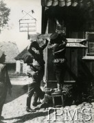 Około 1919, Polska.
Żołnierze 1 Pułku Szwoleżerów przywieszają tablice informacyjne. 
Fot. NN, Instytut Polski i Muzeum im. gen. Sikorskiego w Londynie