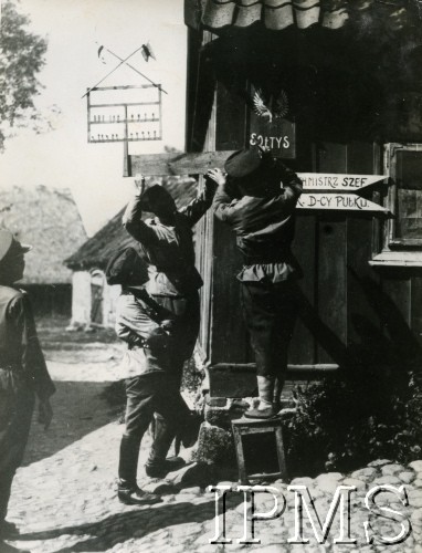 Około 1919, Polska.
Żołnierze 1 Pułku Szwoleżerów przywieszają tablice informacyjne. 
Fot. NN, Instytut Polski i Muzeum im. gen. Sikorskiego w Londynie