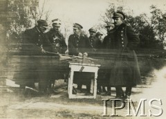 Lata 20.-30., Polska.
Szwoleżerowie czyszczą karabin. 
Fot. NN, Instytut Polski i Muzeum im. gen. Sikorskiego w Londynie