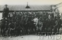 1927, Warszawa, Polska.
Szwadron ckm 1 Pułku Szwoleżerów Józefa Piłsudskiego na przed stajnią. W środku rotmistrz Jan Motz.
Fot. NN, Instytut Polski i Muzeum im. gen. Sikorskiego w Londynie