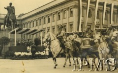 1938, Warszawa, Polska.
Pluton trębaczy 1 Pułku Szwoleżerów Józefa Piłsudskiego defiluje przed marszałkiem Edwardem Rydzem-Śmigłym. Z tyłu, za pochylonym marszałkiem adiutant mjr Jerzy Krzeczkowski (oficer 12 pułku ułanów podolskich).
Fot. NN, Instytut Polski i Muzeum im. gen. Sikorskiego w Londynie