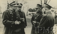 1935-1936, Polska.
Generał Bolesław Wieniawa-Długoszowski (1. Z lewej), podpułkownik Jan Karcz (2. z prawej) oraz major Frejman (tyłem)
Fot. NN, Instytut Polski i Muzeum im. gen. Sikorskiego w Londynie