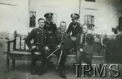 1932, Warszawa, Polska.
Żołnierze 1 Pułku Szwoleżerów Józefa Piłsudskiego (od lewej): kapral rezerwy Czesław Buśkiewicz, plutonowy Stanisław Porulski, wachmistrz Konstanty Czapikowski, plutonowy rezerwy Stanisław Kraskowski, plutonowy Antoni Zgoda.  
Fot. NN, Instytut Polski i Muzeum im. gen. Sikorskiego w Londynie