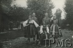1929, okolice Łowicza, Polska.
Manewry 1 Pułku Szwoleżerów Józefa Piłsudskiego. Starszy wachmistrz Mieczysław Kumański i kapral Stanisław Fijałkowski z kobietami w strojach ludowych.
Fot. NN, Instytut Polski i Muzeum im. gen. Sikorskiego w Londynie