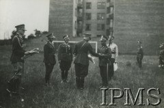 1928-1931, Warszawa, Polska.
Dowódca pułku 1 Pułku Szwoleżerów Józefa Piłsudskiego Jan Karcz wręcza świadectwa absolwentom szkoły podoficerskiej. Od lewej stoją rotmistrz Franciszek Flatau, rotmistrz Aleksander Hrynkiewicz i porucznik Jan Piotrowski.
Fot. NN, Instytut Polski i Muzeum im. gen. Sikorskiego w Londynie