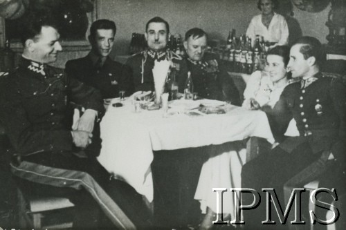 1937, Warszawa, Polska.
Bal w kasynie podoficerskim 1 Pułku Szwoleżerów Józefa Piłsudskiego
Fot. NN, Instytut Polski i Muzeum im. gen. Sikorskiego w Londynie