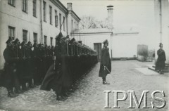 1929, Warszawa, Polska.
Dowódca plutonu 3 szwadronu 1 Pułku Szwoleżerów Józefa Piłsudskiego podporucznik Witold Sulkiewicz zdaje raport
Fot. NN, Instytut Polski i Muzeum im. gen. Sikorskiego w Londynie