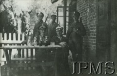 1931, Polska.
Oficerowie 1 Pułk Szwoleżerów Józefa Piłsudskiego podczas przerwy w manewrach.
Fot. NN, Instytut Polski i Muzeum im. gen. Sikorskiego w Londynie