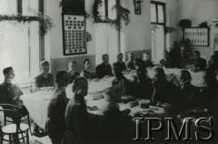 21.07.1932, Warszawa, Polska.
Śniadanie podoficerów przed uroczystą promocją. W środku siedzi dowódca 1 Pułkiem Szwoleżerów Józefa Piłsudskiego pułkownik Antoni Durski-Trzaska
Fot. NN, Instytut Polski i Muzeum im. gen. Sikorskiego w Londynie