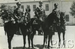 1937, Warszawa, Polska.
Generał Bolesław Wieniawa-Długoszowski (w środku) w towarzystwie dowódcy 1 Pułku Szwoleżerów Józefa Piłsudskiego pułkownika Janusza Albrechta oraz majora Zdzisława Dziadulskiego. 
Fot. NN, Instytut Polski i Muzeum im. gen. Sikorskiego w Londynie