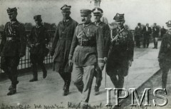 12.05.1926, Warszawa, Polska.
Marszałek Józef Piłsudski przed spotkaniem z Prezydentem RP Stanisławem Wojciechowskim na moście Poniatowskiego w czasie przewrotu majowego. Od lewej dowódca 7 pułku ułanów ppłk Kazimierz Stamirowski, adiutant K. Stamirowskiego porucznik Marian Zabrowski, Gustaw Orlicz-Dreszer, Marszałek, ppłk Tadeusz Jaroszewicz, adiutant Marszałka porucznik Michał Galiński i starszy wachmistrz Wójcik.
Fot. NN, Instytut Polski i Muzeum im. gen. Sikorskiego w Londynie