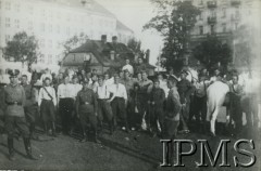 1927, Warszawa, Polska.
Żołnierze szwadronu ckm 1 Pułku Szwoleżerów Józefa Piłsudskiego czyszczą konie przed stajnią. 
Fot. NN, Instytut Polski i Muzeum im. gen. Sikorskiego w Londynie
