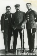 Kwiecień 1919, Wilno, Polska.
Józef Piłsudski z przypasaną szablą, w towarzystwie por. Czesława Świrskiego (1. z prawej) i ppłk. Władysława Beliny-Prażmowskiego. Zdjęcie wykonane po zdobyciu Wilna przez zagon 1 Brygady Jazdy pod dowództwem ppłk Beliny.
Fot. NN, Instytut Polski i Muzeum im. gen. Sikorskiego w Londynie