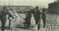 1921, Chełm, Polska.
Marszałek Józef Piłsudski dekoruje sztandar 1 Pułku Szwoleżerów orderem Virtuti Militarii. 
Fot. NN, Instytut Polski i Muzeum im. gen. Sikorskiego w Londynie