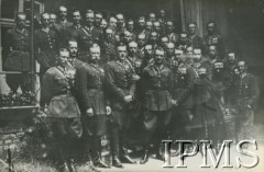 1930, Warszawa, Polska.
Oficerowie 1 Pułku Szwoleżerów Józefa Piłsudskiego w kasynie oficerskim (od strony ogrodu).
Fot. NN, Instytut Polski i Muzeum im. gen. Sikorskiego w Londynie