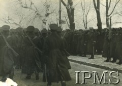 1930-1938, Warszawa, Polska.
Święto 1 Pułku Szwoleżerów Józefa Piłsudskiego - defilada. W głębi stoją gen. Gustaw Orlicz-Dreszer (salutuje, 4. od prawej), Bolesław Wieniawa-Długoszowski (7. od prawej). 
Fot. NN, Instytut Polski i Muzeum im. gen. Sikorskiego w Londynie