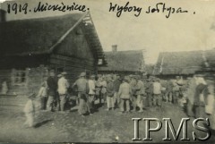 1919, Mickiewicze, Polska.
Wybory sołtysa. Zdjęcie wykonane w czasie wyprawy wileńskiej 1 Pułku Szwoleżerów. 
Fot. NN, Instytut Polski i Muzeum im. gen. Sikorskiego w Londynie