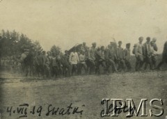 4.07.1919, Swatki, Polska.
Jeńcy rosyjscy ujęci przez Polaków. Zdjęcie wykonane w czasie wyprawy wileńskiej 1 Pułku Szwoleżerów. 
Fot. NN, Instytut Polski i Muzeum im. gen. Sikorskiego w Londynie