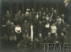 1922, Wołkowysk, Polska. 
Oficerowie 3. Pułku Szwoleżerów z żonami. W drugim rzędzie 5. od prawej major Stefan Hanka-Kulesza.
Fot. Instytut Polski i Muzeum im. gen. Sikorskiego w Londynie [teczka 3 Pułk Szwoleżerów]