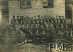 1920-1930, Suwałki, Polska.
3 Pułk Szwoleżerów. W pierwszym rzędzie siedzą: kapral Roman Rać, NN, podchraży Łabęcki, podchorąży Stefan Bogusławski, NN, NN, NN.W drugim rzędzie siedzą porucznik Emil Gruszecki, podporucznik Kazimierz Lewak, porucznik Eugeniusz Meyer, rotmistrz Spital (?), porucznik Edward Witkowski, porucznik Stanisław Bukraba, porucznik Hejnich Stanisław, rotmistrz Edmund Tarnasiewicz-Heldut, major Stefan Hanka-Kulesza, rotmistrz Tadeusz Mencel, porucznik Koperczyński, porucznik Walerjan Bogusławski, kapitan lekarz weterynarii Henryk Bubnicki, porucznik Bojt (?), podporucznik Mieczysław Januszewski. W drugim rzędzie stoją podchorąży Jan Chludziński, podchorąży Marceli Ignaczak, wachistrz NN, porucznik Władysław Meller, podporucznik Leon Panczakiewicz, podporucznik Wiktor Lewgowd, porporucznik NN, podporucznik Edward Capała, porucznik Jan Skawiński, porucznik Stefan Mossor, podporucznik Jan Kosiński, porucznik Wachniewski, podporucznik Zygmunt Protassewicz, podporucznik Stanisław Lubowiecki, podporucznik Jan Leśniewski, podporucznik NN. W czwartym rzędzie stoją: 5. od lewej wachmistrz Kłosiński, 8. od lewej Jan Krawczyk, 10. od lewej wachmistrz Henryk Skwarka, 13. od lewej podchorąży Michał Łaski, 14. od lewej podchorąży Trajchel Romuald.
Fot. NN, Instytut Polski i Muzeum im. gen. Sikorskiego w Londynie [teczka 3 Pułk Szwoleżerów]