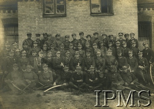 1920-1930, Suwałki, Polska.
3 Pułk Szwoleżerów. W pierwszym rzędzie siedzą: kapral Roman Rać, NN, podchraży Łabęcki, podchorąży Stefan Bogusławski, NN, NN, NN.W drugim rzędzie siedzą porucznik Emil Gruszecki, podporucznik Kazimierz Lewak, porucznik Eugeniusz Meyer, rotmistrz Spital (?), porucznik Edward Witkowski, porucznik Stanisław Bukraba, porucznik Hejnich Stanisław, rotmistrz Edmund Tarnasiewicz-Heldut, major Stefan Hanka-Kulesza, rotmistrz Tadeusz Mencel, porucznik Koperczyński, porucznik Walerjan Bogusławski, kapitan lekarz weterynarii Henryk Bubnicki, porucznik Bojt (?), podporucznik Mieczysław Januszewski. W drugim rzędzie stoją podchorąży Jan Chludziński, podchorąży Marceli Ignaczak, wachistrz NN, porucznik Władysław Meller, podporucznik Leon Panczakiewicz, podporucznik Wiktor Lewgowd, porporucznik NN, podporucznik Edward Capała, porucznik Jan Skawiński, porucznik Stefan Mossor, podporucznik Jan Kosiński, porucznik Wachniewski, podporucznik Zygmunt Protassewicz, podporucznik Stanisław Lubowiecki, podporucznik Jan Leśniewski, podporucznik NN. W czwartym rzędzie stoją: 5. od lewej wachmistrz Kłosiński, 8. od lewej Jan Krawczyk, 10. od lewej wachmistrz Henryk Skwarka, 13. od lewej podchorąży Michał Łaski, 14. od lewej podchorąży Trajchel Romuald.
Fot. NN, Instytut Polski i Muzeum im. gen. Sikorskiego w Londynie [teczka 3 Pułk Szwoleżerów]