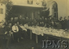 1922, Wołkowysk, Polska. 
Oficerowie 3. Pułku Szwoleżerów z żonami. Siedzą od lewej: podporucznik Stanisław  Daniec, porucznik Jan Skawiński, Władysława  Panczakiewicz (żona podporucznika Leona Panczakiewicza), rotmistrz Edmund Tarnasiewicz-Heldut, Wanda Bogusławska, Pelagia Kulesza (żona Stefana Kuleszy), NN, major Stefan Hanka-Kulesza, NN, Bronisława Bukraba, rotmistrz Ludwik Szwejcer,  pani Meller,  porucznik Teodor Berlach-Tukalski (?), porucznik Tadeusz Rojkiewicz, porucznik Kazimierz Lewak.  Stoją od lewej: porucznik Emil Gruszecki, podporucznik  Leon Panczakiewicz, podporucznik Mieczysław Januszewski, porucznik Walerjan Bogusławski, podporucznik Wiktor Lewgowd, podporucznik Jan Chludziński, rotmistrz Downarowicz ?, NN, NN, porucznik Stanisław Bukraba, porucznik Jan Zarzycki, porucznik Stefan Mossor (w okularach), NN, podporucznik Michał Łaski, podporucznik Marceli Ignaczak, porucznik Aleksander Próchnicki, porucznik Tadeusz Waśniewski (?), podporucznik Stefan Bogusławski, wachmistrz Lewandowski, plutonowy Wacław Bilakwicki (?), Jerzy Łazurew i trębacze.  
Fot. Instytut Polski i Muzeum im. gen. Sikorskiego w Londynie [teczka 3 Pułk Szwoleżerów]
