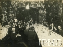 1920-1939, Polska.
Oficerowie 3 Pułku Szwoleżerów Mazowieckich im. Pułkownika Jana Kozietulskiego w czasie przyjęcia.
Fot. NN, Instytut Polski i Muzeum im. gen. Sikorskiego w Londynie [teczka 3 Pułk Szwoleżerów]