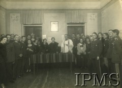 1920-1939, Polska.
Oficerowie 3 Pułku Szwoleżerów Mazowieckich im. Pułkownika Jana Kozietulskiego z księdzem.
Fot. NN, Instytut Polski i Muzeum im. gen. Sikorskiego w Londynie [teczka 3 Pułk Szwoleżerów]