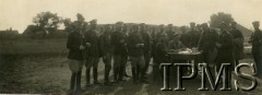 1920-1930, Polska.
Oficerowie 3 Pułku Szwoleżerów Mazowieckich im. Pułkownika Jana Kozietulskiego, o stół opiera się major Stefan Hanka-Kulesza.
Fot. NN, Instytut Polski i Muzeum im. gen. Sikorskiego w Londynie [teczka 3 Pułk Szwoleżerów]