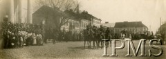 1920-1939, Suwałki, Polska.
Defilada z udziałem 3. Pułku Szwoleżerów. Po prawej stronie widać fragment konkatedry św. Aleksandra.
Fot. NN, Instytut Polski i Muzeum im. gen. Sikorskiego w Londynie [teczka 3 Pułk Szwoleżerów]