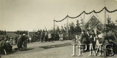 Prawdopodobnie 2.07.1930, Suwałki, Polska.
Uroczystość odsłonięcia pomnika Jana Kozietulskiego przez Prezydenta Ignacego Mościckiego na terenie koszar 3. Pułku Szwoleżerów Mazowieckich. Prezydent uczestniczy w mszy świętej.
Fot. NN, Instytut Polski i Muzeum im. gen. Sikorskiego w Londynie [teczka 3 Pułk Szwoleżerów]