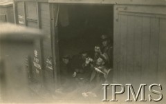 1931, Polska.
Żolnierze 3 Pułku Szwoleżerów Mazowieckich im. Pułkownika Jana Kozietulskiego w wagonie pociągu.
Fot. NN, Instytut Polski i Muzeum im. gen. Sikorskiego w Londynie [teczka 3 Pułk Szwoleżerów]