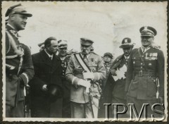 6.10.1933, Kraków, Polska.
Święto kawalerii w 250. rocznicę Odsieczy Wiedeńskiej. Wzięli w niej udział m.in. (od lewej): płk dypl. Roman Abraham, płk rez. Władysław Belina-Prażmowski, NN, Marszałek Polski Józef Piłsudski, płk Witold Wartha, płk Stefan Hanka-Kulesza.
 Fot. NN, Instytut Polski i Muzeum im. gen. Sikorskiego w Londynie [teczka 3 Pułk Szwoleżerów]