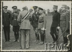 6.10.1933, Kraków, Polska.
Święto kawalerii w 250. rocznicę Odsieczy Wiedeńskiej. Marszałek Polski Józef Piłsudski (tyłem do obiektywu apartu) w rozmowie z attache wojskowymi, m.in z niemieckim attache gen. Maxem Schindlerem (3. od prawej).
 Fot. NN, Instytut Polski i Muzeum im. gen. Sikorskiego w Londynie [teczka 3 Pułk Szwoleżerów]