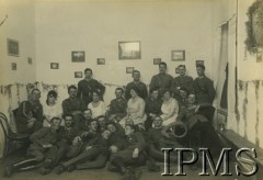 1920-1939, Polska.
Oficerowie 3 Pułku Szwoleżerów Mazowieckich im. Pułkownika Jana Kozietulskiego z żonami.
Fot. NN, Instytut Polski i Muzeum im. gen. Sikorskiego w Londynie [teczka 3 Pułk Szwoleżerów]