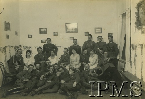1920-1939, Polska.
Oficerowie 3 Pułku Szwoleżerów Mazowieckich im. Pułkownika Jana Kozietulskiego z żonami.
Fot. NN, Instytut Polski i Muzeum im. gen. Sikorskiego w Londynie [teczka 3 Pułk Szwoleżerów]
