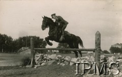 1920-1939, Polska.
Oficer 3 Pułku Szwoleżerów Mazowieckich im. Pułkownika Jana Kozietulskiego na koniu skacze przez przeszkodę.
Fot. NN, Instytut Polski i Muzeum im. gen. Sikorskiego w Londynie [teczka 3 Pułk Szwoleżerów]