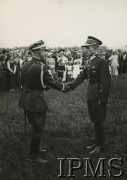 Lata 30., Polska.
Generał Mieczysław Norwid-Neugebauer  uczestniczy w promocji podporucznika Jerzego Dziedzica z 3 Pułku Szwoleżerów.
Fot. Zakład Fotograficzny Ł. Poznański w Grudziądzu (Rynek nr 24), Instytut Polski i Muzeum im. gen. Sikorskiego w Londynie [teczka 3 Pułk Szwoleżerów]