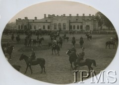 1920-1939, Suwałki, woj. białostockie, Polska.
Żołnierze z 3. Pułku Szwoleżerów na placu przed kasynem oficerskim.
Fot. NN, Instytut Polski i Muzeum im. gen. Sikorskiego w Londynie [teczka 3 Pułk Szwoleżerów]