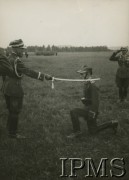 Lata 30., Polska.
Generał Mieczysław Norwid-Neugebauer  uczestniczy w promocji podporucznika Jerzego Dziedzica z 3 Pułku Szwoleżerów.
Fot. Zakład Fotograficzny Ł. Poznański w Grudziądzu (Rynek nr 24), Instytut Polski i Muzeum im. gen. Sikorskiego w Londynie [teczka 3 Pułk Szwoleżerów]