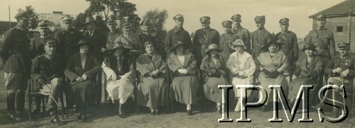 1920-1930, Polska.
Oficerowie 3. Pułku Szwoleżerów Mazowieckich im. Pułkownika Jana Kozietulskiego z żonami - 4. od lewej rotmistrz Edmund Tarnasiewicz-Heldut, 5. od prawej podporucznik Stefan Bogusławski, 6. od prawej major Stefan Hanka-Kulesza.
Fot. NN, Instytut Polski i Muzeum im. gen. Sikorskiego w Londynie [teczka 3 Pułk Szwoleżerów]