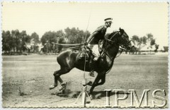 1924, Suwałki, Polska
Porucznik Stanisław Stankiewicz z 3 Pułku Szwoleżerów Mazowieckich im. Pułkownika Jana Kozietulskiego w momencie cięcia łozy. Na odwrocie zdjęcia dedykacja: „Chicago rok 1960. Przyjacielowi Stefanowi Bogusławskiemu ofiaruję pamiątkę o koniu i szabli z okresu naszej młodości i z czasów Świetlanej Niepodległości. Stanisław Stankiewicz 3 Pułk Szwoleżerów – Suwałki rok 1923”.
Fot. W. Pikkiel, Instytut Polski i Muzeum im. gen. Sikorskiego w Londynie [teczka 3 Pułk Szwoleżerów]