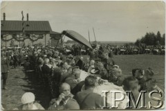 Prawdopodobnie 2.07.1930, Suwałki, Polska.
Uczestnicy uroczystości odsłonięcia pomnika Jana Kozietulskiego przez Prezydenta Ignacego Mościckiego na terenie koszar 3. Pułku Szwoleżerów Mazowieckich. Przy stole siedzi m.in. Igancy Mościcki i generał Gustaw Orlicz-Deresz.
Fot. NN, Instytut Polski i Muzeum im. gen. Sikorskiego w Londynie [teczka 3 Pułk Szwoleżerów]