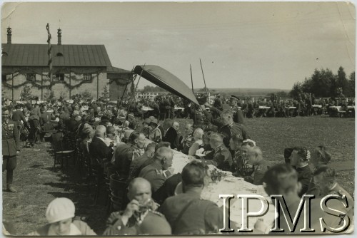 Prawdopodobnie 2.07.1930, Suwałki, Polska.
Uczestnicy uroczystości odsłonięcia pomnika Jana Kozietulskiego przez Prezydenta Ignacego Mościckiego na terenie koszar 3. Pułku Szwoleżerów Mazowieckich. Przy stole siedzi m.in. Igancy Mościcki i generał Gustaw Orlicz-Deresz.
Fot. NN, Instytut Polski i Muzeum im. gen. Sikorskiego w Londynie [teczka 3 Pułk Szwoleżerów]