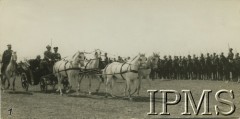 Prawdopodobnie 2.07.1930, Suwałki, Polska.
Uroczyste odsłonięcie pomnika Jana Kozietulskiego na terenie koszar 3. Pułku Szwoleżerów Mazowieckich. Prezydent Ignacy Mościcki jedzie na miejsce uroczystosci.
Fot. NN, Instytut Polski i Muzeum im. gen. Sikorskiego w Londynie [teczka 3 Pułk Szwoleżerów]