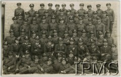 1928-1930, Polska.
Żolnierze 3 Pułku Szwoleżerów Mazowieckich im. Pułkownika Jana Kozietulskiego: 6. od lewej dowódca 3 Pułku Szwoleżerów Stefan Hanka-Kulesza, 7. od lewej porucznik Michał Łaski.
Fot. NN, Instytut Polski i Muzeum im. gen. Sikorskiego w Londynie [teczka 3 Pułk Szwoleżerów]