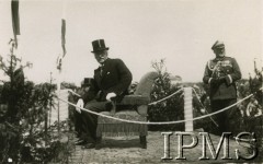 Prawdopodobnie 2.07.1930, Suwałki, Polska.
Uroczystość odsłonięcia pomnika Jana Kozietulskiego przez Prezydenta Ignacego Mościckiego na terenie koszar 3. Pułku Szwoleżerów Mazowieckich.
Fot. NN, Instytut Polski i Muzeum im. gen. Sikorskiego w Londynie [teczka 3 Pułk Szwoleżerów]