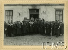 1926-1928, Warszawa, Polska.
Przed budynkiem 3 szwadronu 1 Pułku Józefa Piłsudskiego od lewej stoją: pułkownik Jan Głogowski, generał Leonard Skierski, generał Gustaw Orlicz-Deresz, pułkownik Bolesław Wieniawa-Długoszowski
Fot. NN, Instytut Polski i Muzeum im. gen. Sikorskiego w Londynie [koperta Koło 1 Pułku Szwoleżerów, kolekcja 617]
