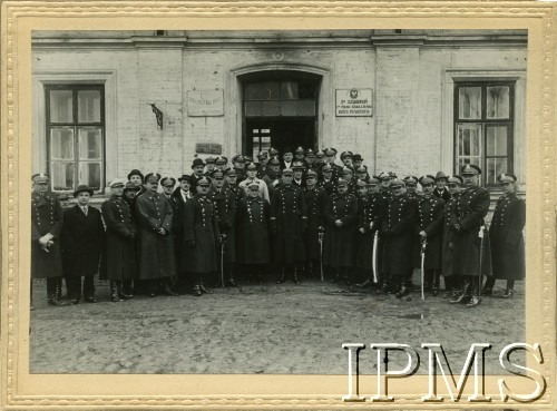 1926-1928, Warszawa, Polska.
Przed budynkiem 3 szwadronu 1 Pułku Józefa Piłsudskiego od lewej stoją: pułkownik Jan Głogowski, generał Leonard Skierski, generał Gustaw Orlicz-Deresz, pułkownik Bolesław Wieniawa-Długoszowski
Fot. NN, Instytut Polski i Muzeum im. gen. Sikorskiego w Londynie [koperta Koło 1 Pułku Szwoleżerów, kolekcja 617]
